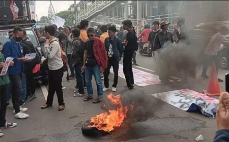 Mahasiswa UNJ Turun ke Jalan,  Tuntut Perhatian Pemerintah Akan Tingginya Biaya Pendidikan