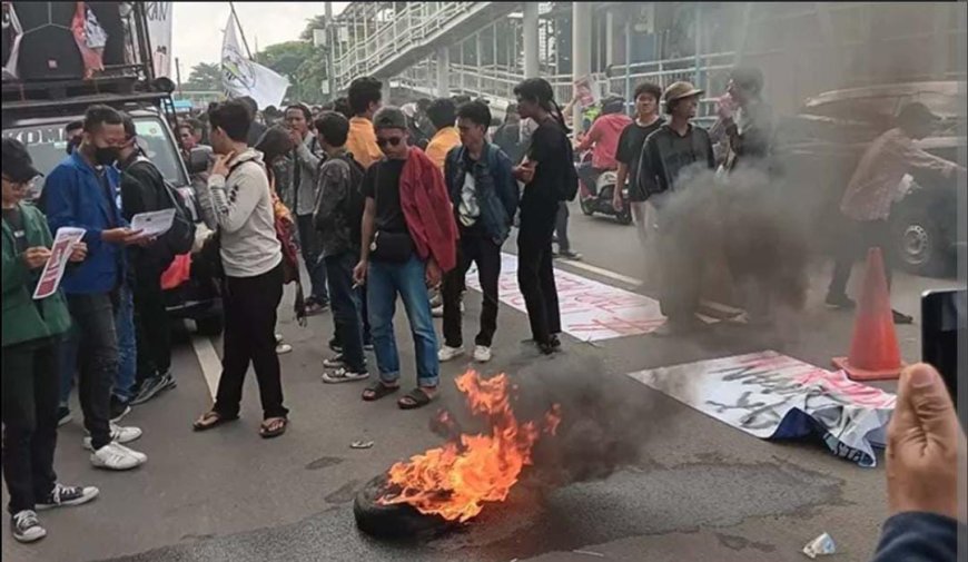 Mahasiswa UNJ Turun ke Jalan, Tuntut Perhatian Pemerintah Akan Tingginya Biaya Pendidikan