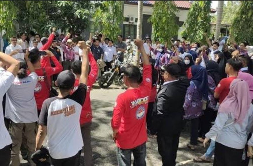 Beda Pilihan Caleg, Warga Sidrap Gerudug Kantor Desa