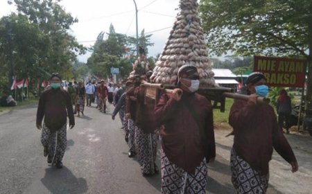 Warga Berebut 1.000 Kue Apem, Dihalaman Balai Desa Kaliagung