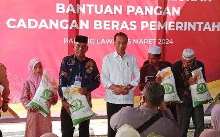 Jokowi  Bagikan  Bantuan Sembako di Kabupaten Padang lawas