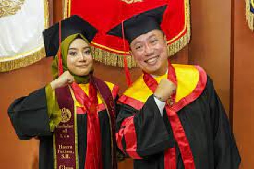 Inspiratif! Ayah Dan Anak Jadi Wisuda UI Bersamaan