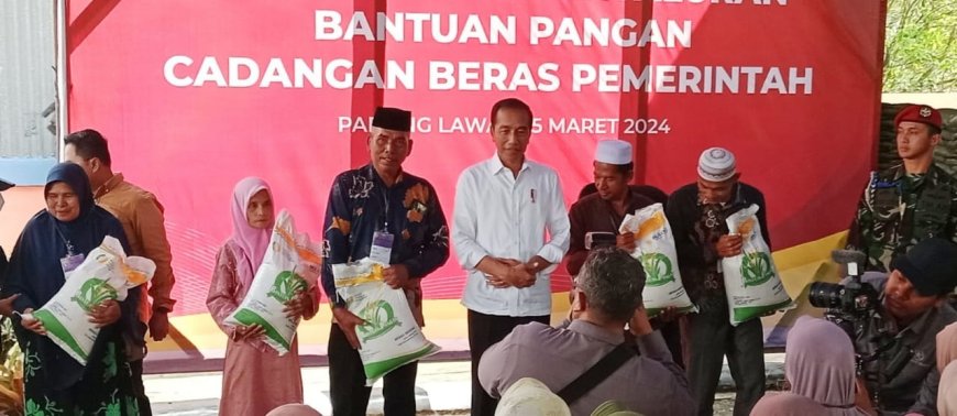 Jokowi Bagikan Bantuan Sembako di Kabupaten Padang lawas