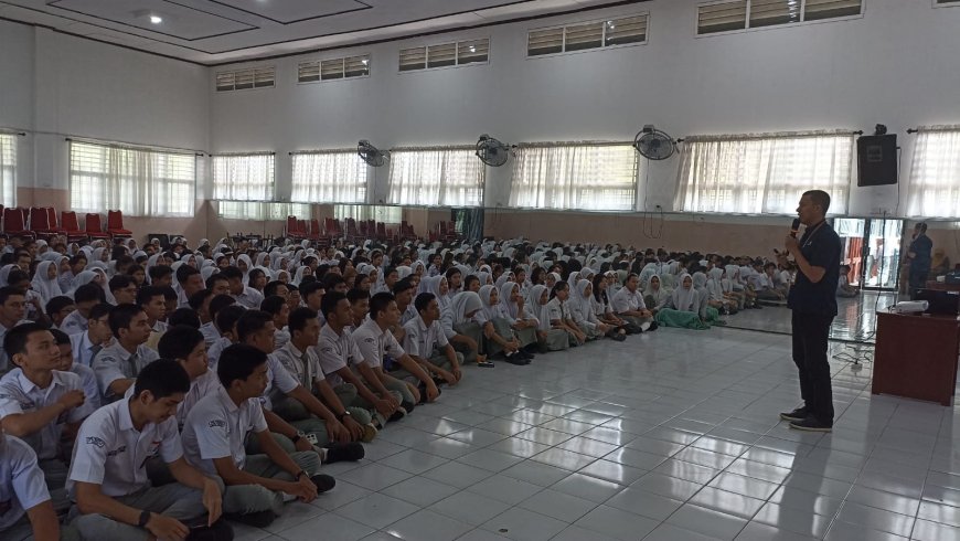 Sapa Generasi Masa Depan Bangsa, Direktur UT Medan Sambangi SMKN 10 Kota Medan