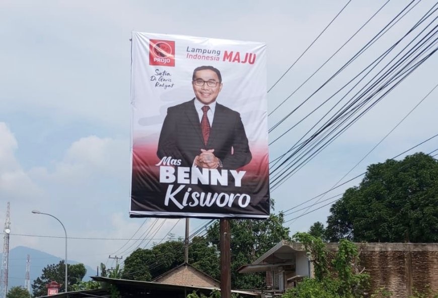 Baliho Jumbo Projo Bergambar Wajah Benny Kisworo Di Balik Kunker Jokowi ke Lampung, Ada Apa?