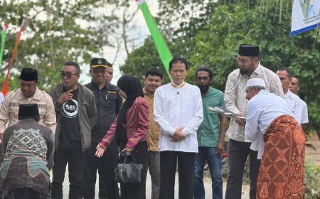 Gema Adat Bumi Saruma Sambut Prof. Rokhmin Dahuri, Bupati Bassam: Kehormatan Bagi Kami