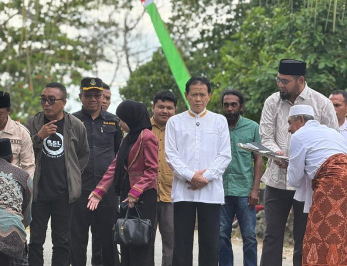 Gema Adat Bumi Saruma Sambut Prof. Rokhmin Dahuri, Bupati Bassam: Kehormatan Bagi Kami