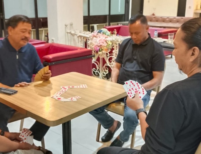 Ayah Erik: Satu Meja Domino, Empat Kepala Menyatukan Perbedaan