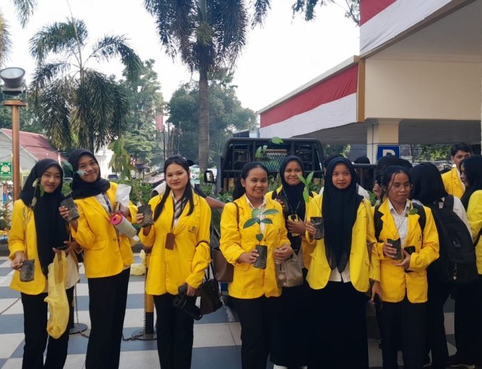 UT Medan dan IKA UT Medan Gerakkan Green University melalui Program “Satu Mahasiswa, Satu Pohon”