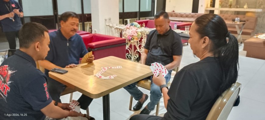 Ayah Erik: Satu Meja Domino, Empat Kepala Menyatukan Perbedaan