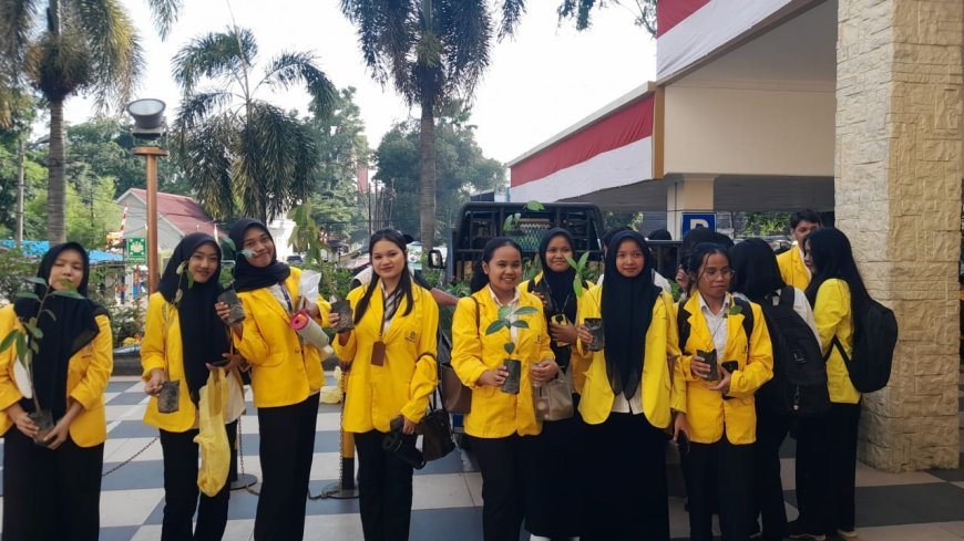 UT Medan dan IKA UT Medan Gerakkan Green University melalui Program “Satu Mahasiswa, Satu Pohon”