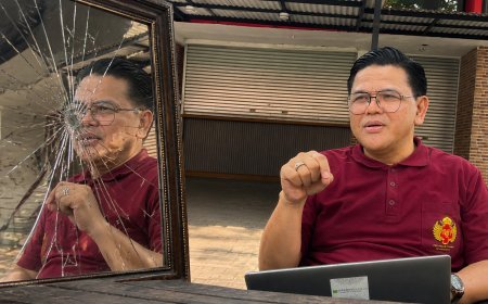 WAJAH BURUK, CERMIN YANG DIBELAH