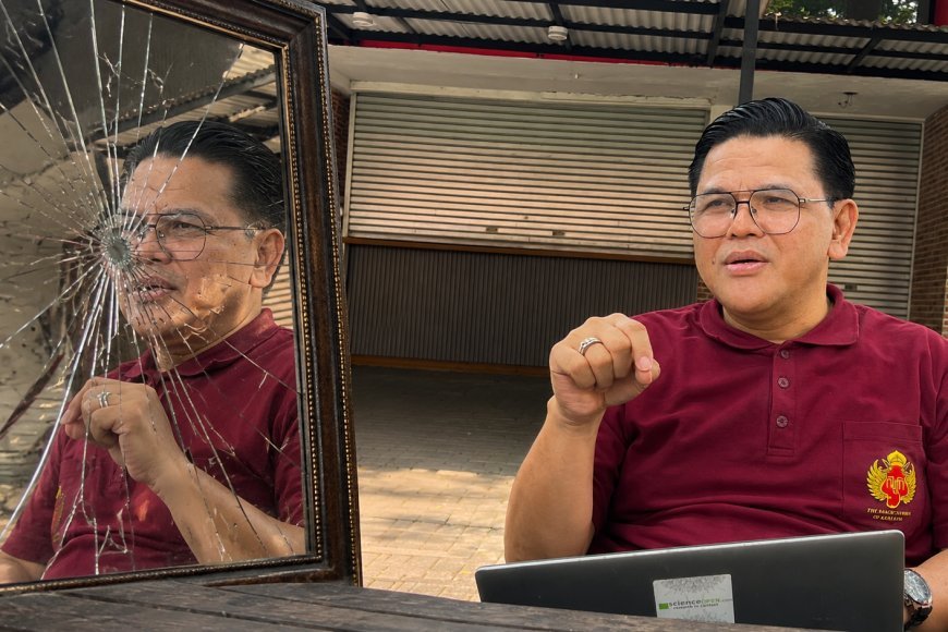WAJAH BURUK, CERMIN YANG DIBELAH