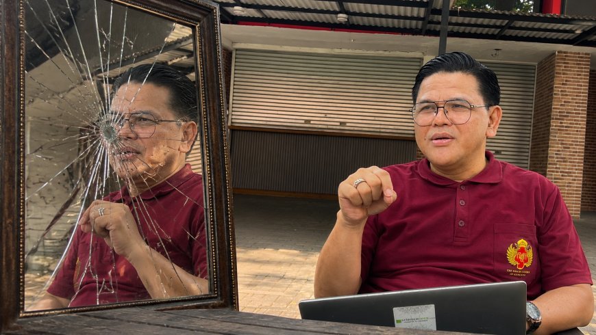 WAJAH BURUK, CERMIN YANG DIBELAH